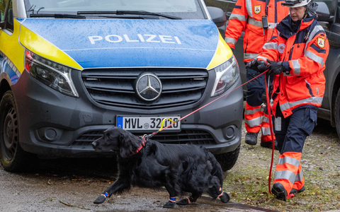 Auch leerstehende Gebäude werden abgesucht. - Foto: Stefan Sauer/dpa