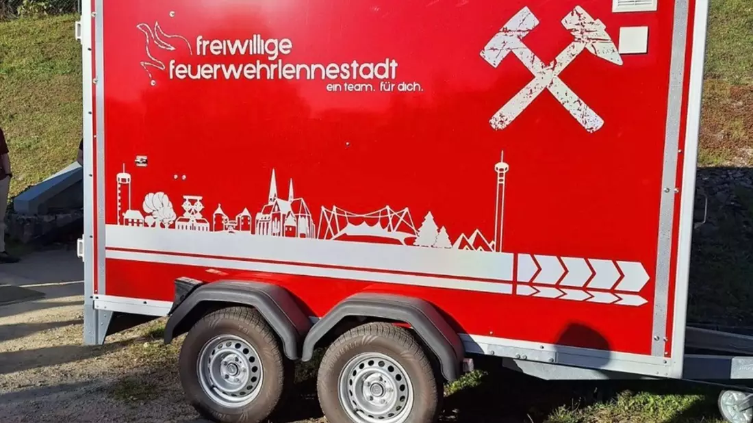 FW-OE: Feuerwehr Lennestadt übernimmt neuen Anhänger Grubenrettung - Bild: presseportal.de