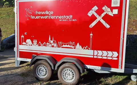 FW-OE: Feuerwehr Lennestadt übernimmt neuen Anhänger Grubenrettung - Foto: presseportal.de
