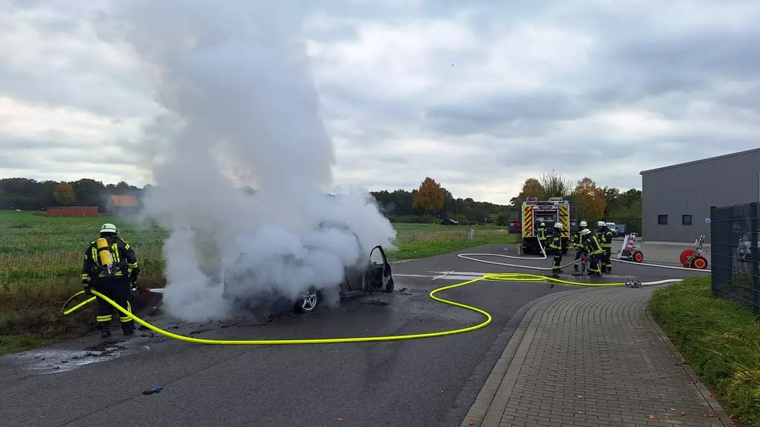 FW Sonsbeck: PKW-Brand in Sonsbecker Gewerbegebiet - Bild: presseportal.de
