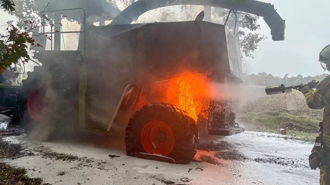 FW-OLL: Maishäcksler fängt Feuer und brennt vollständig aus - Hubschrauber sieht Feuer, landet und versucht die Flammen zu bekämpfen - Bild: presseportal.de