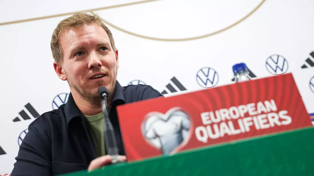Julian Nagelsmann erwartet ein schweres Spiel in Belfast.  - Bild: Christian Charisius/dpa