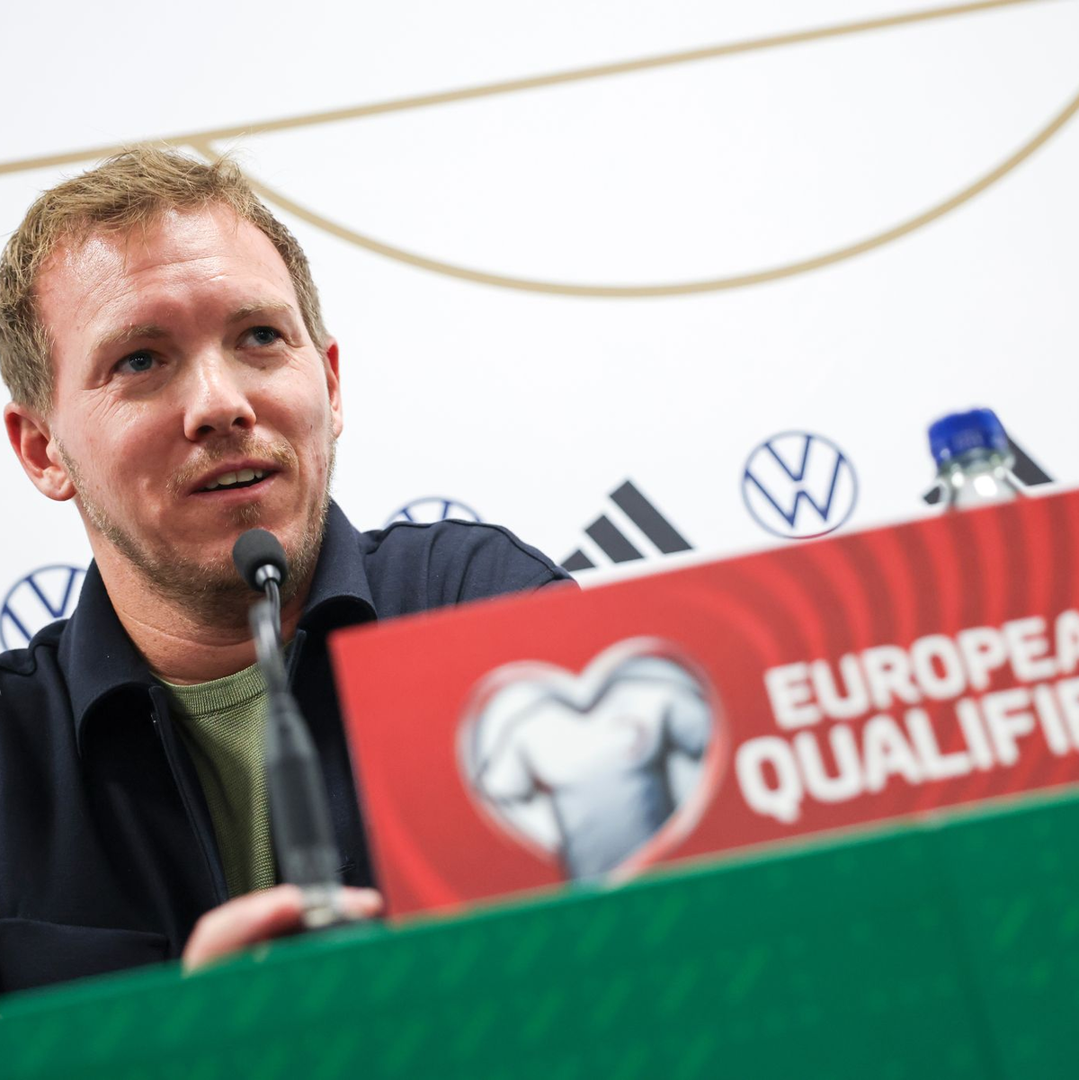 Bundestrainer Julian Nagelsmann (l) und Verteidiger Nico Schlotterbeck bei der Pressekonferenz vor dem Nordirland-Spiel. - Foto: Christian Charisius/dpa
