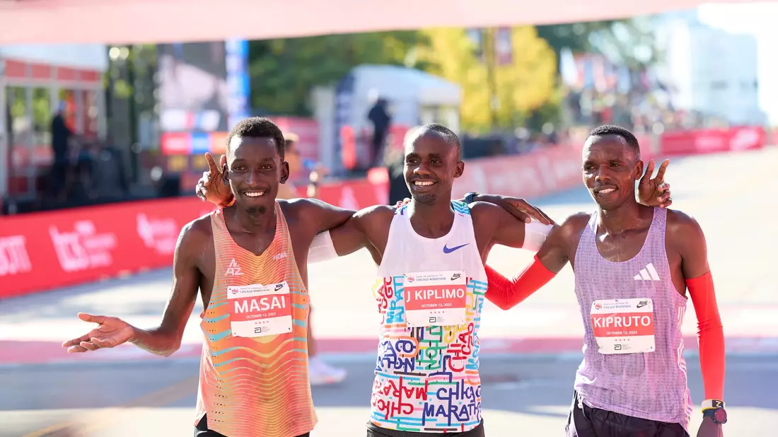 Jacob Kiplimo (M) aus Uganda hat den Chicago-Marathon gewonnen.  - Bild: Richard Dizon/ZUMA Press Wire/dpa
