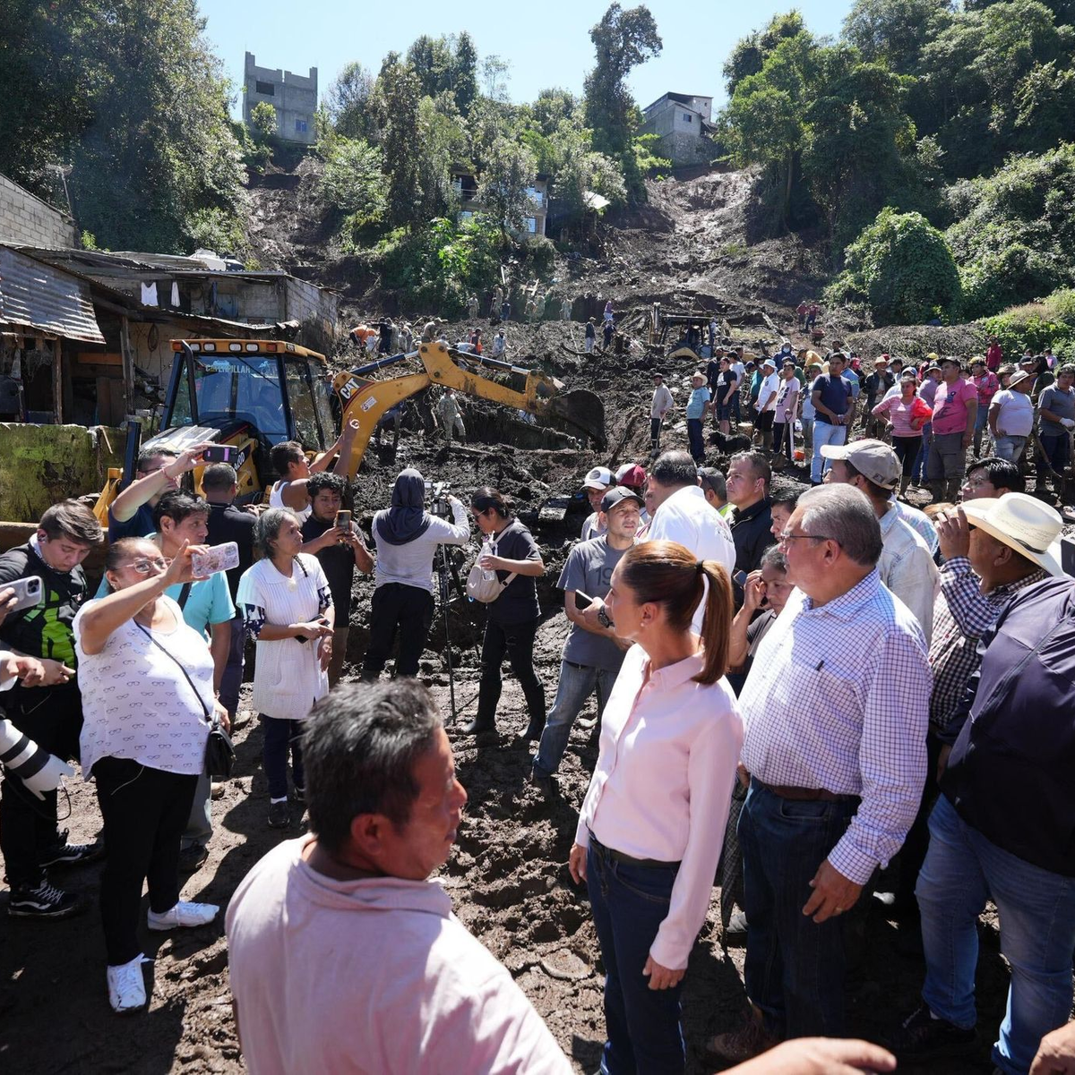 Präsidentin Sheinbaum besuchte eine betroffene Gemeinde im zentralen Bundesstaat Puebla. - Foto: -/Handout Präsidentenamt Mexiko/dpa