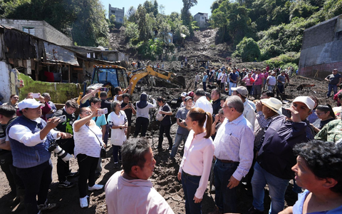 Präsidentin Sheinbaum besuchte eine betroffene Gemeinde im zentralen Bundesstaat Puebla. - Foto: -/Handout Präsidentenamt Mexiko/dpa
