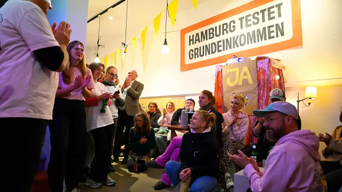 Der Volksentscheid für ein Grundeinkommen-Modellversuch ist gescheitert. - Bild: Jonas Walzberg/dpa