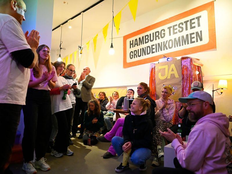 Der Volksentscheid für ein Grundeinkommen-Modellversuch ist gescheitert. - Foto: Jonas Walzberg/dpa