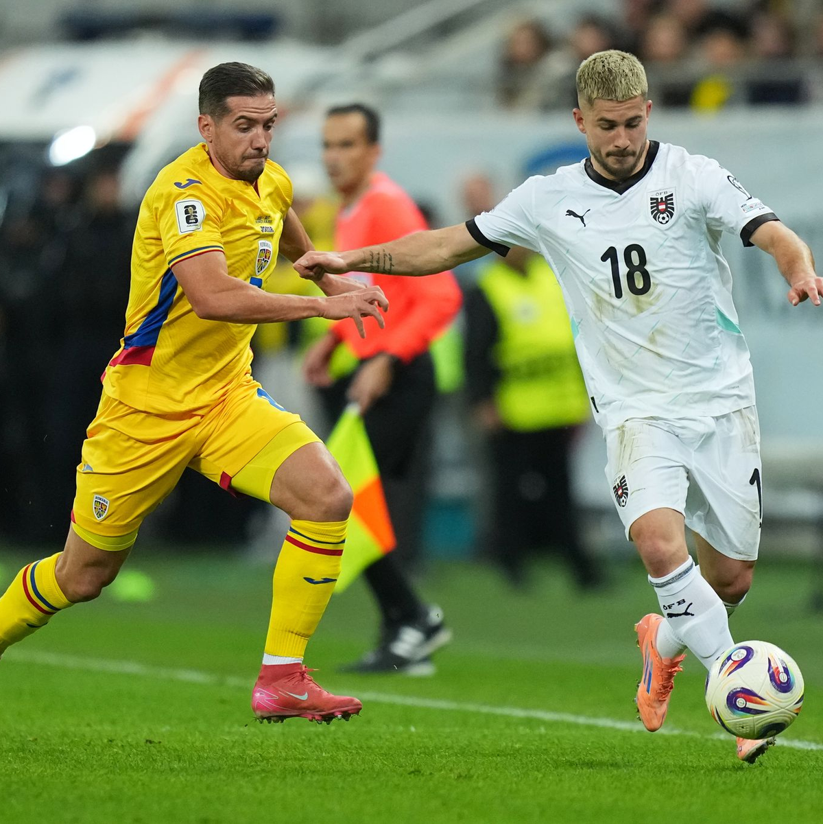 Österreichs Romano Schmid (r) verliert in letzter Sekunden in Rumänien. - Foto: Andreea Alexandru/AP/dpa