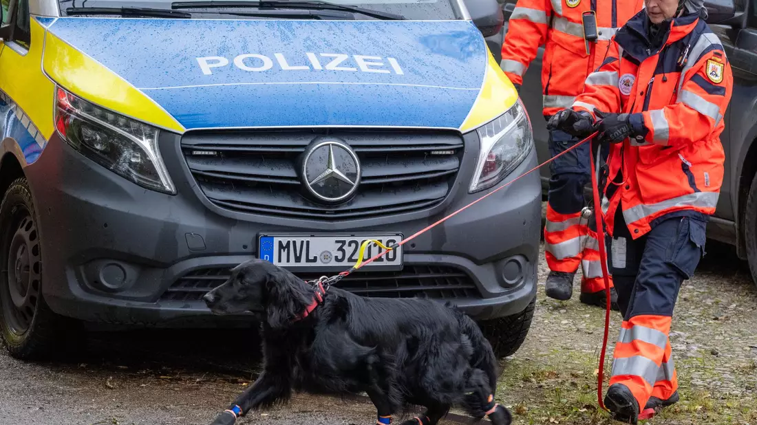 Bei der Suche nach dem Jungen kamen auch Spürhunde zum Einsatz. - Bild: Stefan Sauer/dpa