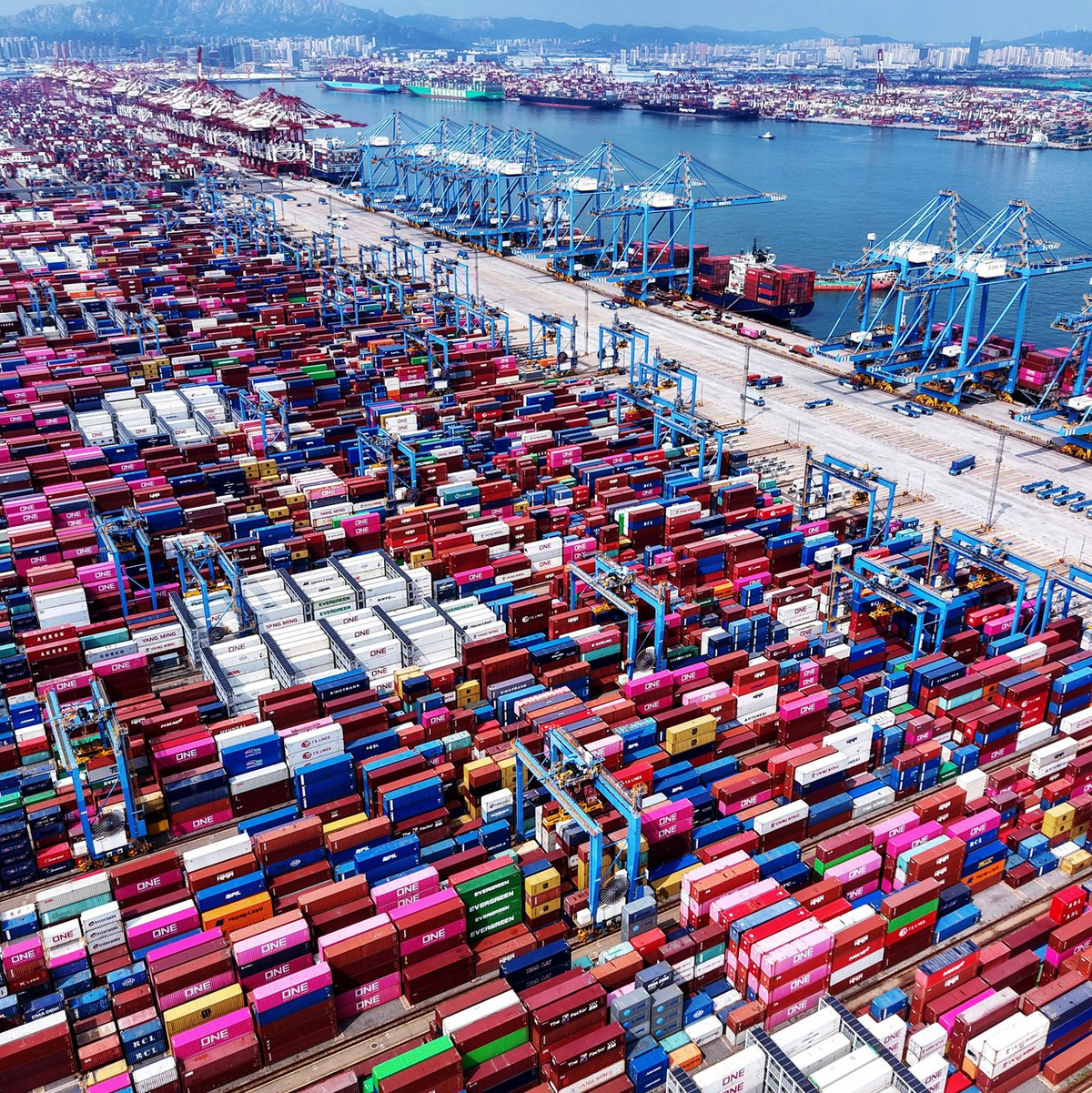 Chinas Wirtschaft setzt für Wachstum auf Exporte. (Symbolbild)  - Foto: Uncredited/CHINATOPIX via AP/dpa