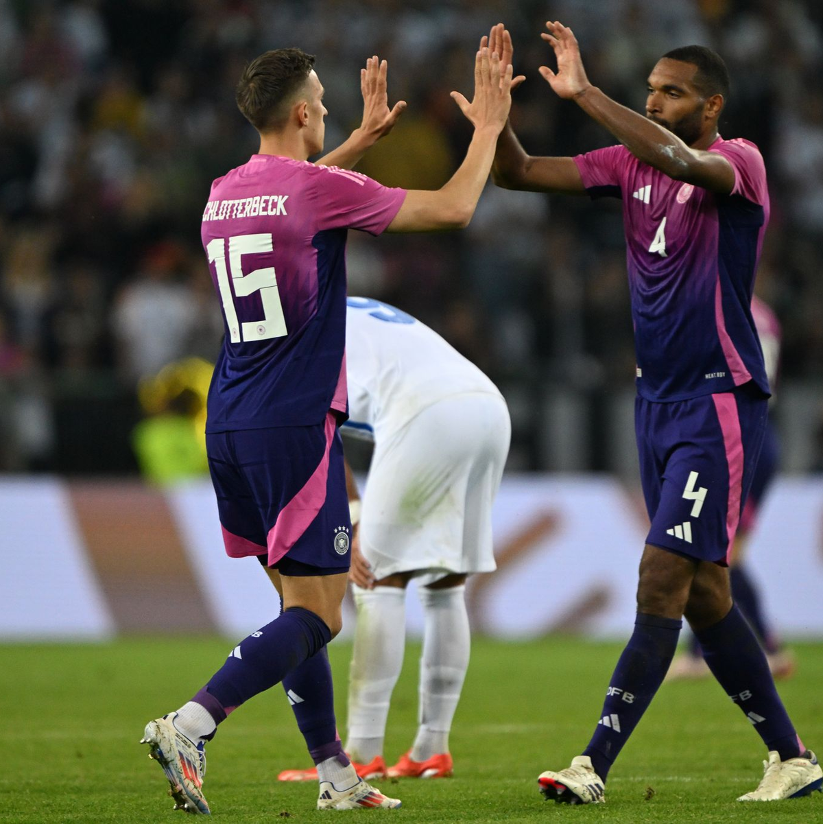 Zwei, die sich verstehen auf dem Platz: Nico Schlotterbeck (l) und Jonathan Tah. - Foto: Federico Gambarini/dpa