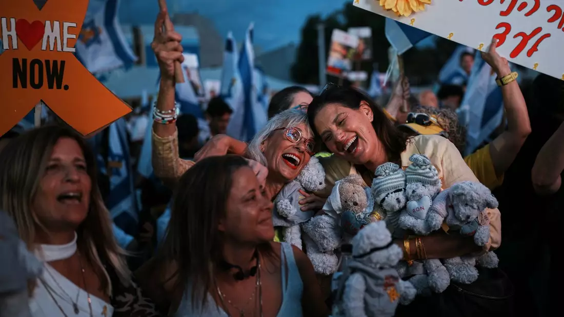 Tausende Menschen versammelten sich in Tel Aviv.  - Bild: Emilio Morenatti/AP/dpa