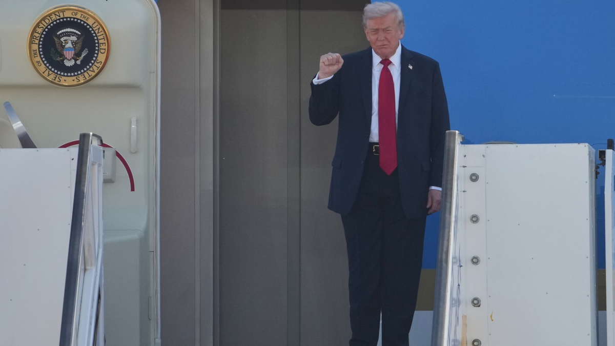 US-Präsident Donald Trump  (l) spricht mit Israels Ministerpräsident Benjamin Netanjahu.  - Foto: Ariel Schalit/AP/dpa