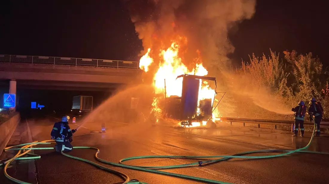 FW-BN: Brennender LKW-Anhänger auf der BAB 59 - Bild: presseportal.de
