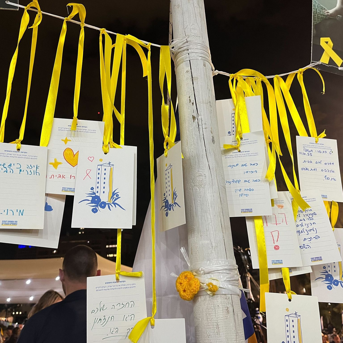 Der 37-jährige Daniel Colodro steht auf dem Platz der Geiseln. - Foto: Sara Lemel/dpa