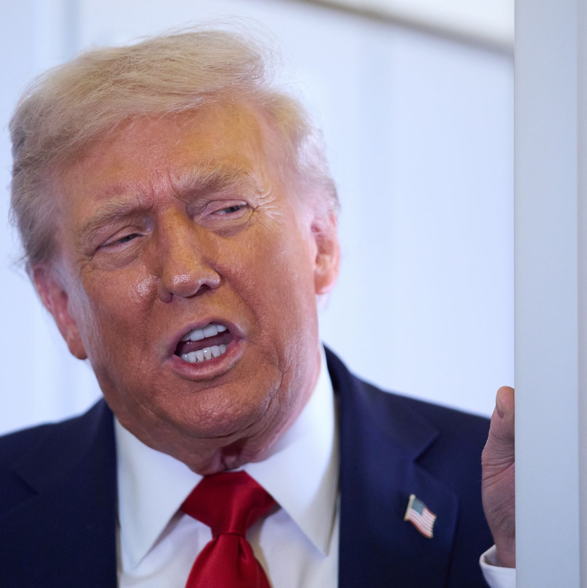 US-Präsident Donald Trump wird von seinem Schwiegersohn Jared Kushner begrüßt.  - Foto: Evan Vucci/AP/dpa