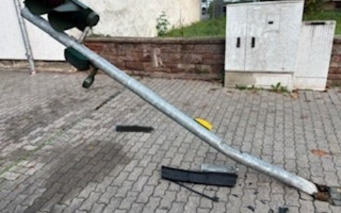 POL-PIZW: Mit 1,75 Promille Ampel umgefahren und abgehauen - Foto: presseportal.de