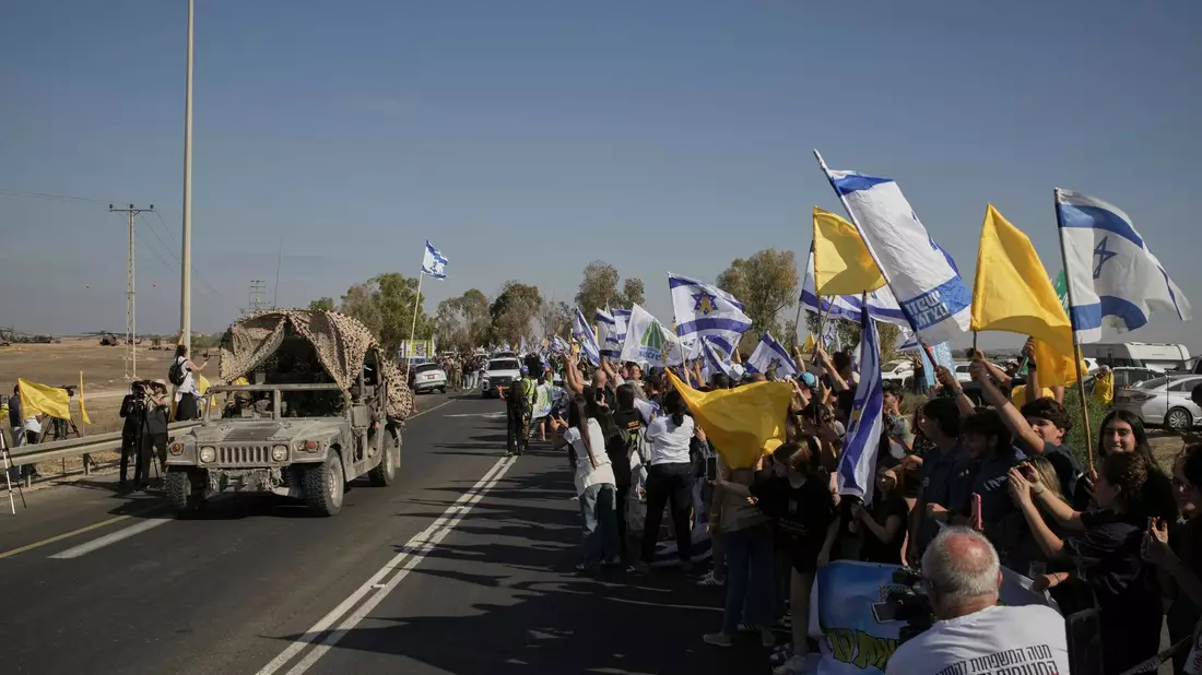 Die Geiseln wurden mit großer Freude und Erleichterung in Israel empfangen. - Bild: Leo Correa/AP/dpa