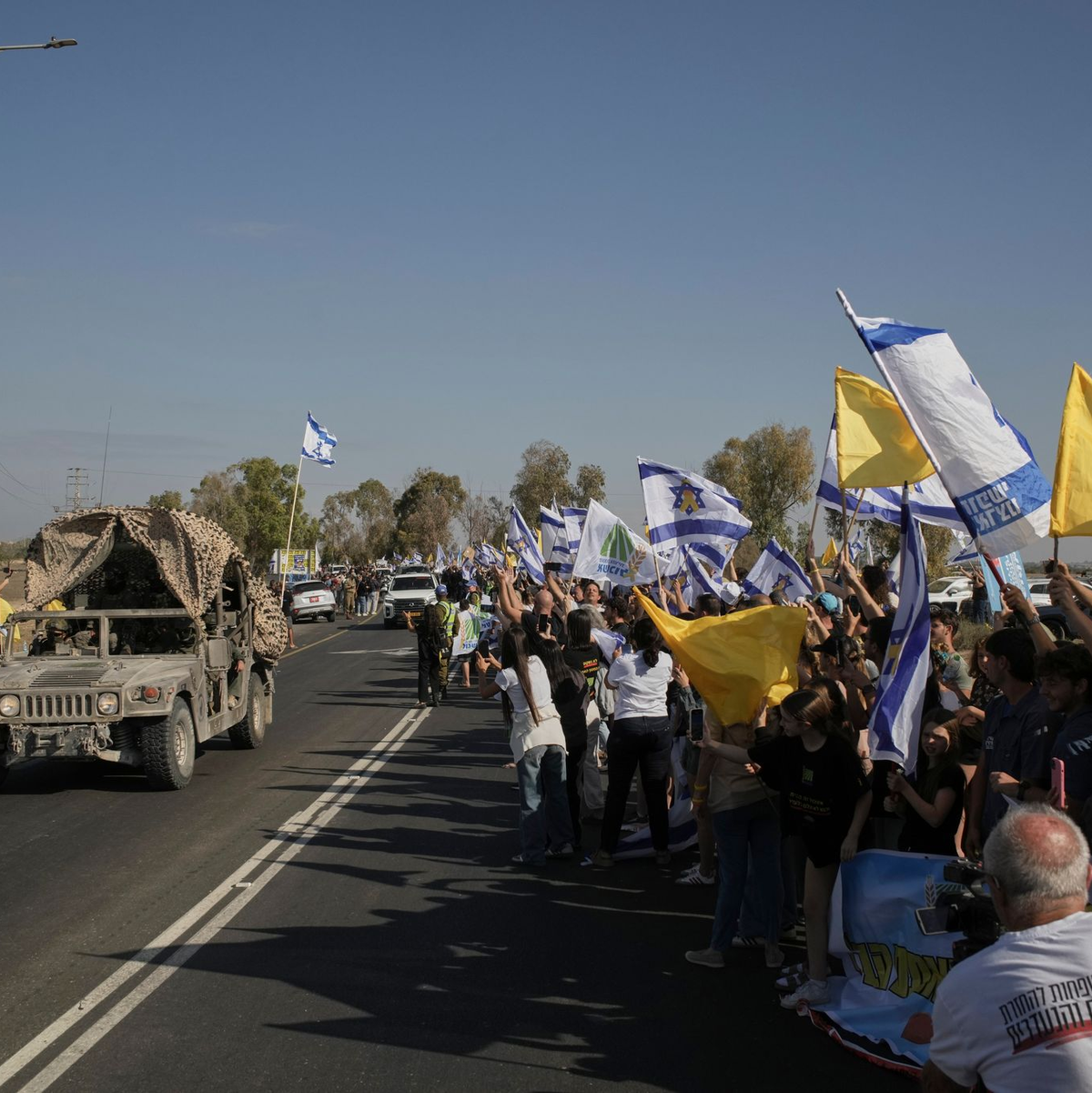 Die Geiseln wurden mit großer Freude und Erleichterung in Israel empfangen. - Foto: Leo Correa/AP/dpa