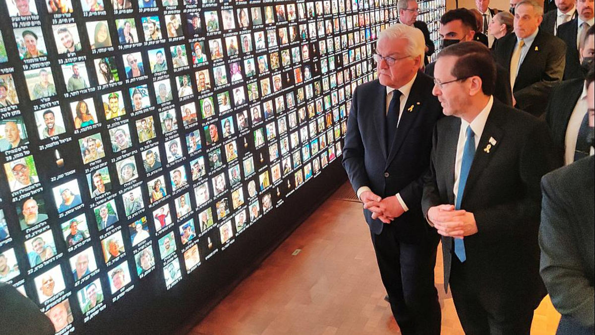 Frank-Walter Steinmeier und Isaak Herzog vor einer Installation, die die Opfer des von der Hamas ausgeführten Terror-Anschlags vom 7. Oktober zeigt (Archiv) - Foto: über dts Nachrichtenagentur