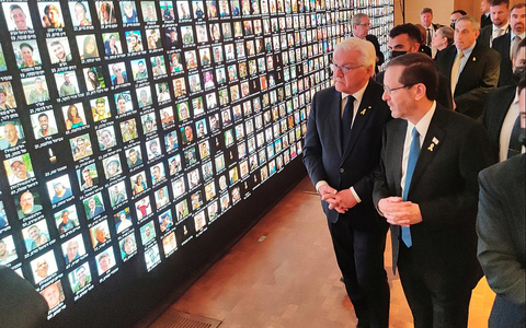 Frank-Walter Steinmeier und Isaak Herzog vor einer Installation, die die Opfer des von der Hamas ausgeführten Terror-Anschlags vom 7. Oktober zeigt (Archiv) - Foto: über dts Nachrichtenagentur