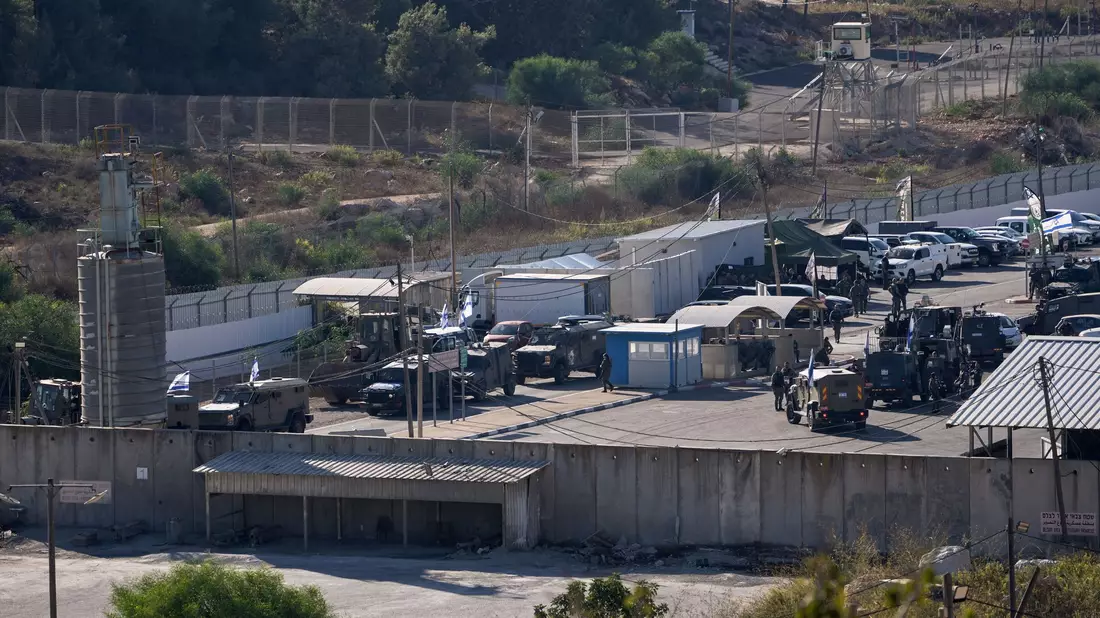 TV-Berichten zufolge fuhren erste Busse mit von Israel freigelassenen Palästinensern vom Ofer-Gefängnis bei Jerusalem ab. - Bild: Majdi Mohammed/AP/dpa