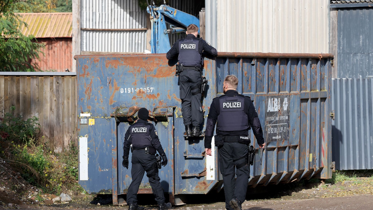 Weil im Inselsee südlich von Güstrow mehrere Spürhunde bei der Suche nach dem vermissten achtjährigen Fabian angeschlagen hatten, kommen nun Taucher zum Einsatz. - Foto: Bernd Wüstneck/dpa