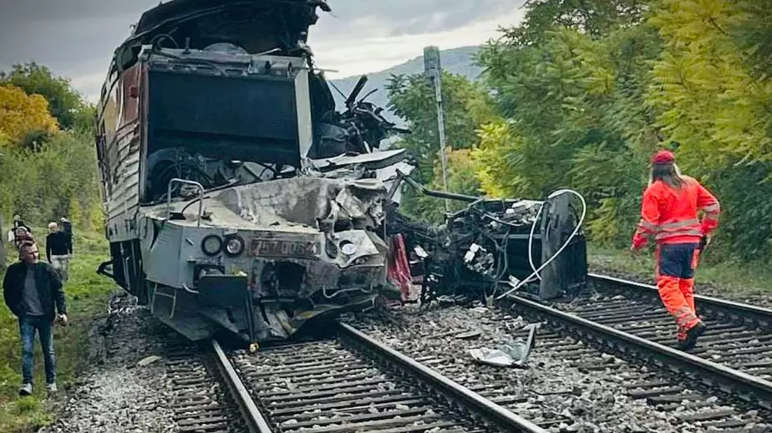 Die Unfallstelle nach dem Zusammenstoß zweier Schnellzüge. - Bild: Kr Pz V Košiciach/TASR/dpa
