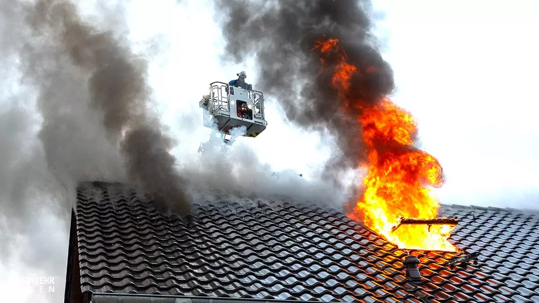 FW Hagen: Dachstuhlbrand Einfamilienhaus - Bild: presseportal.de