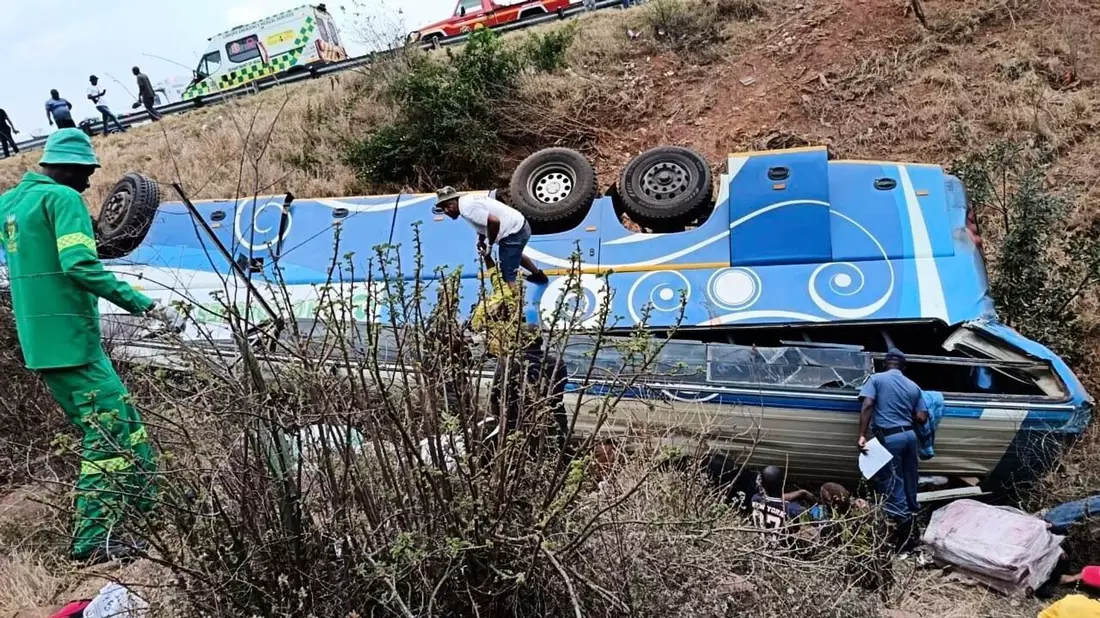 Der Fahrer soll die Kontrolle über den Reisebus verloren haben.  - Bild: Uncredited/South African Department of Transport and Community Safety/AP/dpa