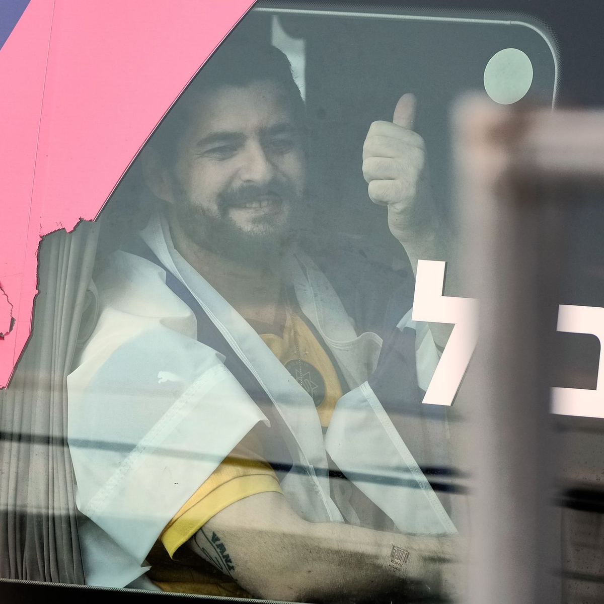 Der Deutsch-Israeli Ziv Berman nach seienr Freilassung durch die Hamas im Gazastreifen auf dem Weg ins Scheba-Krankenhaus bei Tel Aviv. - Foto: Leo Correa/AP/dpa