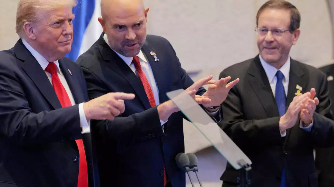 Nach seiner Rede in der Knesset in Jerusalem wollte US-Präsident Donald Trump noch freigelassene frühere Hamas-Geiseln in einem Krankenhaus bei Tel Aviv besuchen. Dort werden unter anderem auch die am Morgen im Gazastreifen freigelassenen Deutsch-Israelis Gali und Ziv Berman behandelt. - Bild: Chip Somodevilla/Getty Images Europe/AP/dpa