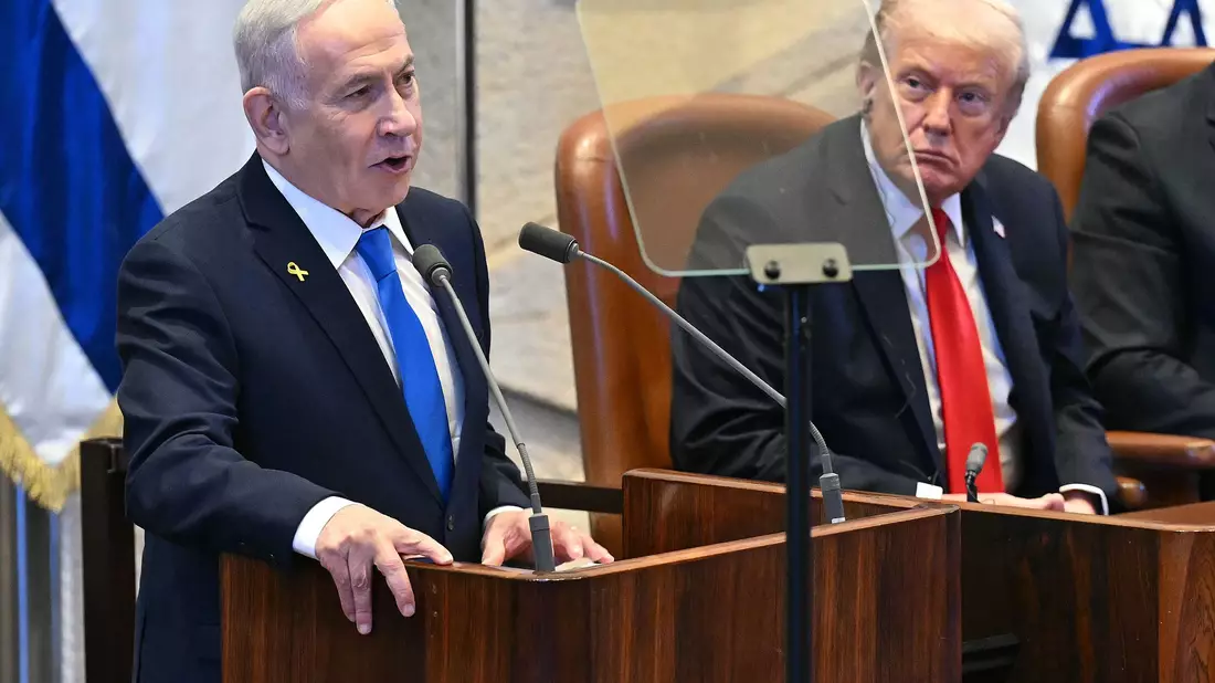 US-Präsident Donald Trump mit dem israelischen Ministerpräsidenten Benjamin Netanjahu im Parlament in Jerusalem.  - Bild: Saul Loeb/POOL AFP/AP/dpa