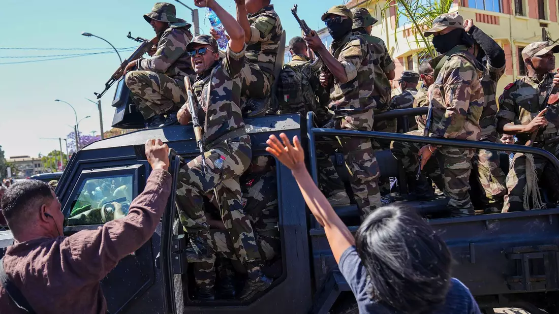 Soldaten auf einer Versammlung zu Ehren getöteter Demonstranten in Madagaskar (Archivbild) - Bild: Mamyrael/AP/dpa