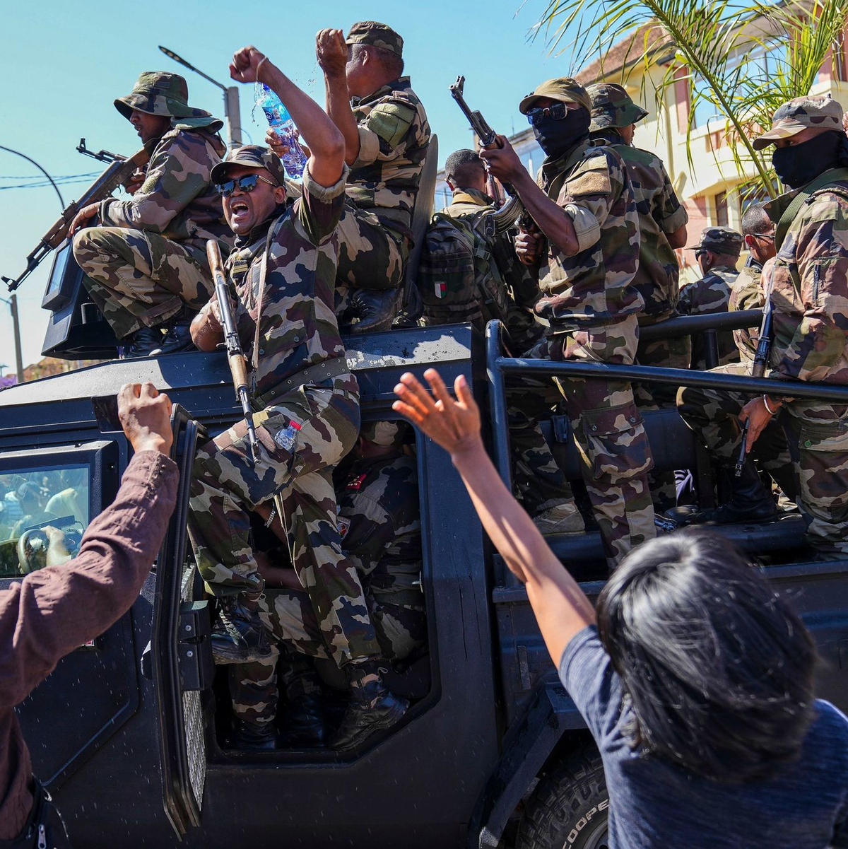 Soldaten auf einer Versammlung zu Ehren getöteter Demonstranten in Madagaskar (Archivbild) - Foto: Mamyrael/AP/dpa