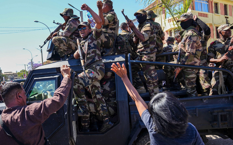 Soldaten auf einer Versammlung zu Ehren getöteter Demonstranten in Madagaskar (Archivbild) - Foto: Mamyrael/AP/dpa Soldaten auf einer Versammlung zu Ehren getöteter Demonstranten in Madagaskar (Archivbild) - Foto: Mamyrael/AP/dpa