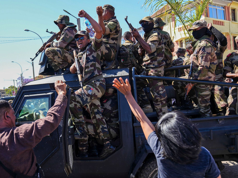 Soldaten auf einer Versammlung zu Ehren getöteter Demonstranten in Madagaskar (Archivbild) - Foto: Mamyrael/AP/dpa