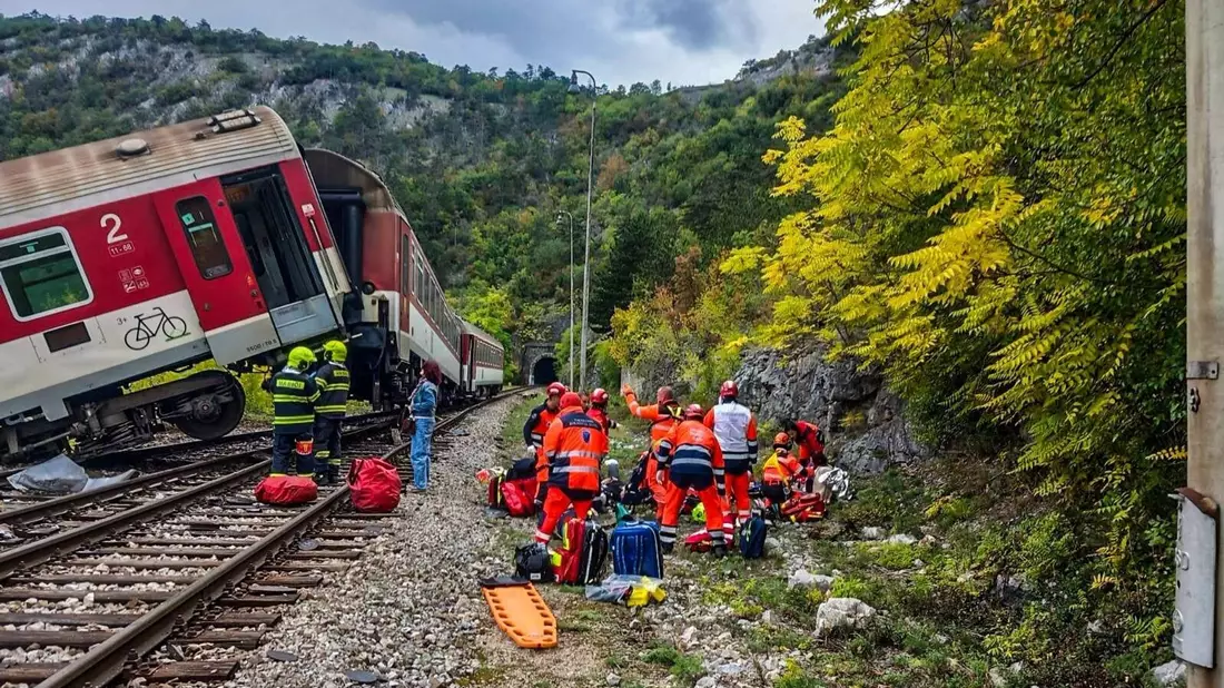 Auf diesem von der slowakischen Polizei veröffentlichten Foto behandeln Rettungskräfte verletzte Fahrgäste nach dem Zugunglück. - Bild: Slovak Police/Slovak Police/AP/dpa
