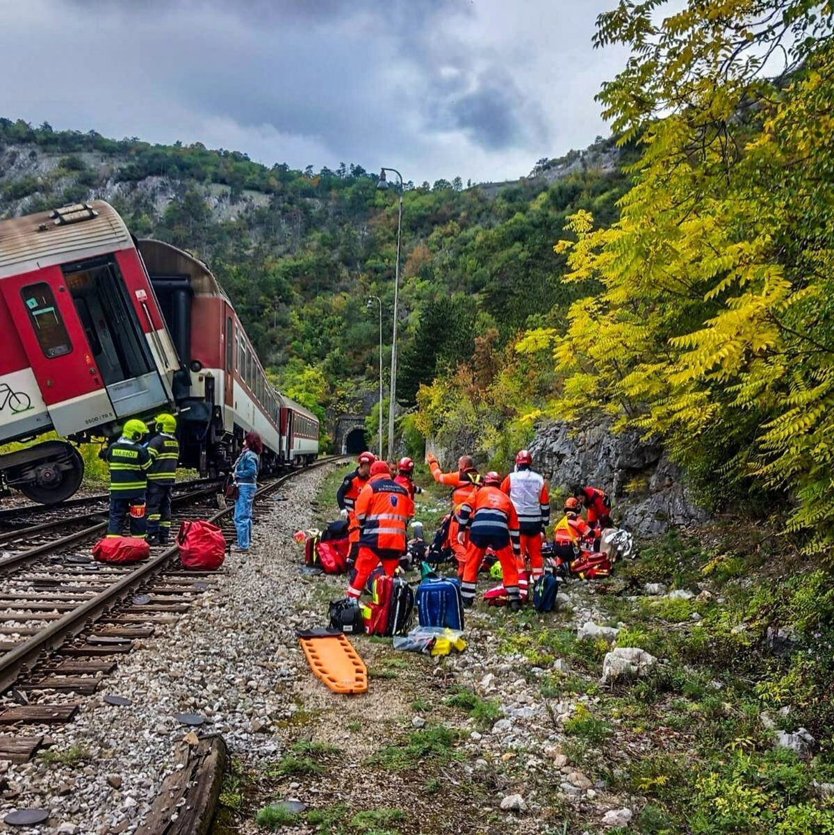 Auf diesem von der slowakischen Polizei veröffentlichten Foto behandeln Rettungskräfte verletzte Fahrgäste nach dem Zugunglück. - Foto: Slovak Police/Slovak Police/AP/dpa