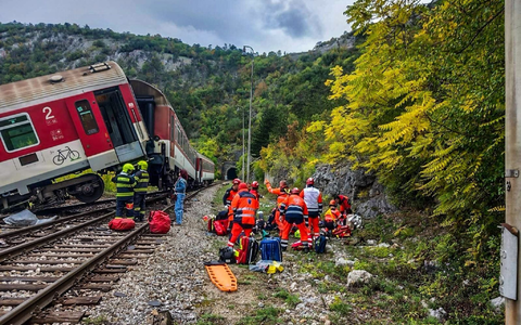Auf diesem von der slowakischen Polizei veröffentlichten Foto behandeln Rettungskräfte verletzte Fahrgäste nach dem Zugunglück. - Foto: Slovak Police/Slovak Police/AP/dpa