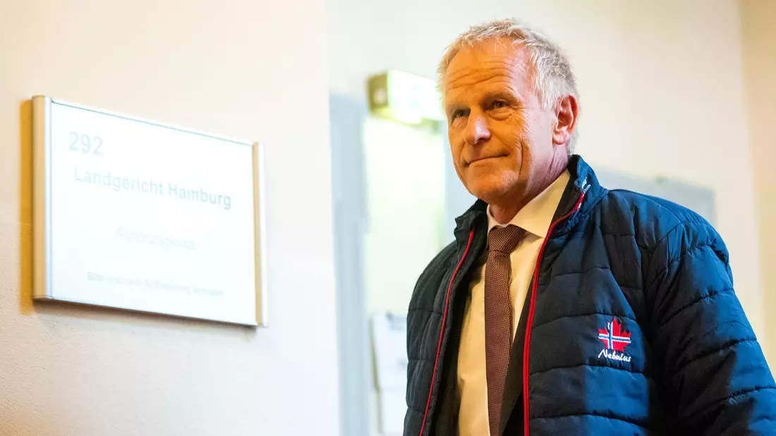 Hafenchef Meier sagte im Prozess zu Kontakten aus, die er vermittelte. - Bild: Daniel Bockwoldt/dpa