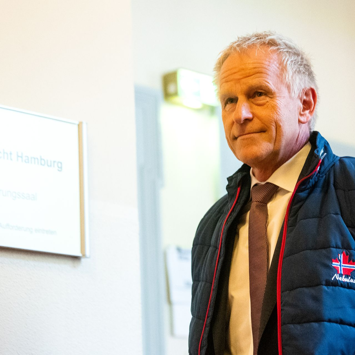 Hafenchef Meier sagte im Prozess zu Kontakten aus, die er vermittelte. - Foto: Daniel Bockwoldt/dpa