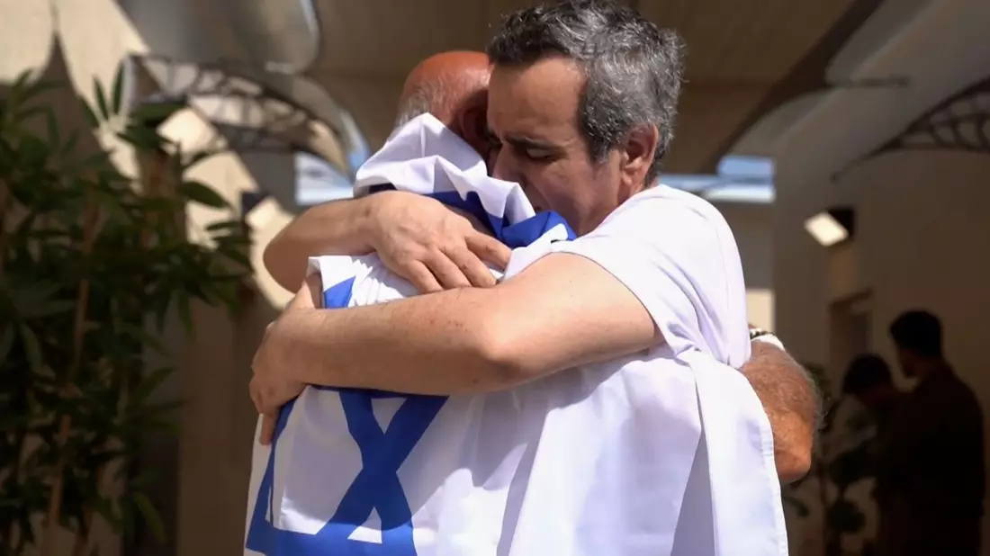 Videos der israelischen Armee zeigen emotionale Szenen nach der Rückkehr der Geiseln.  - Bild: -/IDF/AP/dpa