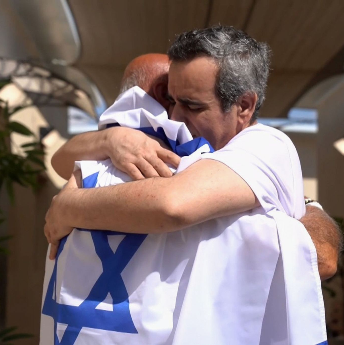 Videos der israelischen Armee zeigen emotionale Szenen nach der Rückkehr der Geiseln.  - Foto: -/IDF/AP/dpa