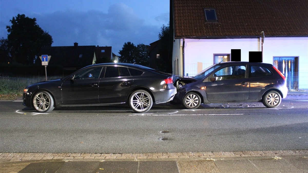 POL-MI: Auffahrunfall in den frühen Morgenstunden - ein Leichtverletzter, zwei Fahrzeuge nicht mehr fahrbereit - Foto: presseportal.de