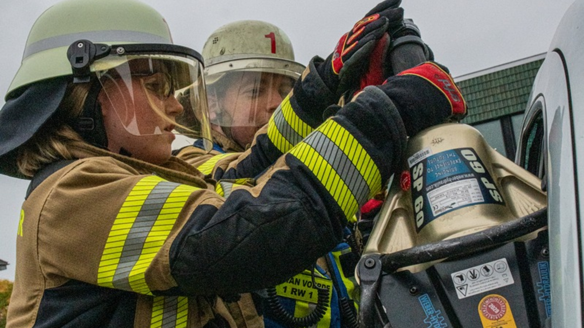 FW Voerde: Schwerer Verkehrsunfall auf dem Rathausplatz in Voerde - Foto: presseportal.de