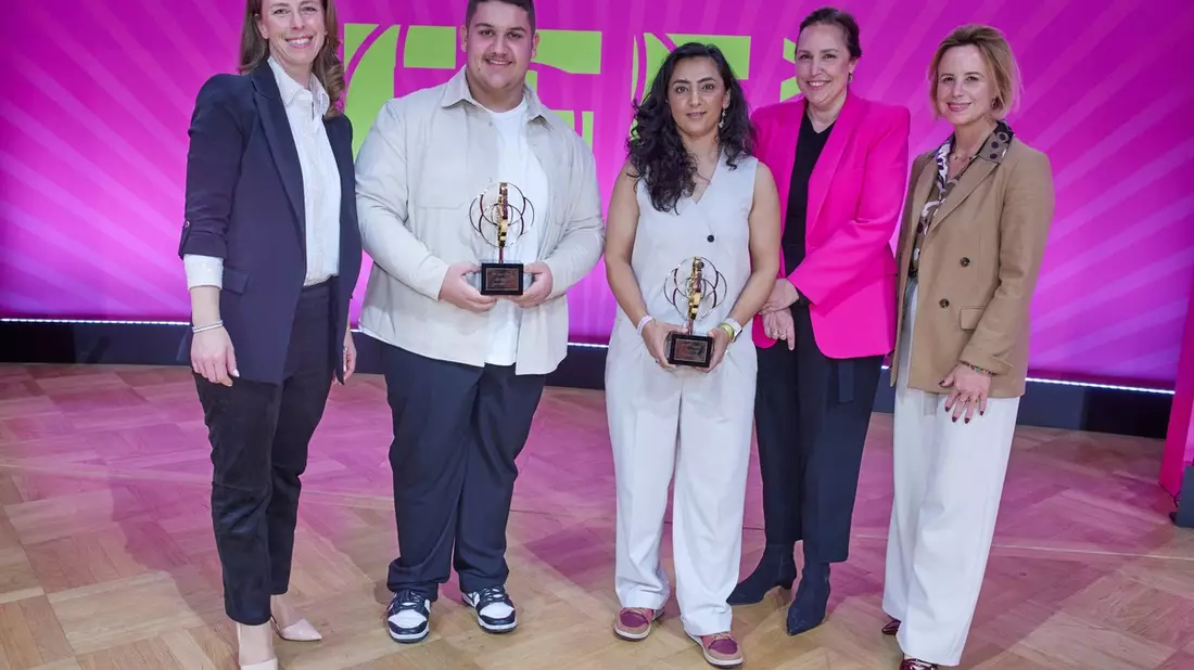 Besondere Mutmacher bei FUNKEs Female Future Force Day ausgezeichnet: Khalida Popal und Max Schneller erhalten be bold-Award in Berlin - Bild: presseportal.de