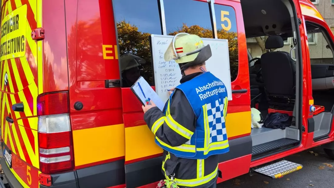 FW Dresden: Kellerbrand in Mehrfamilienhaus - mehrere Personen verletzt - Bild: presseportal.de