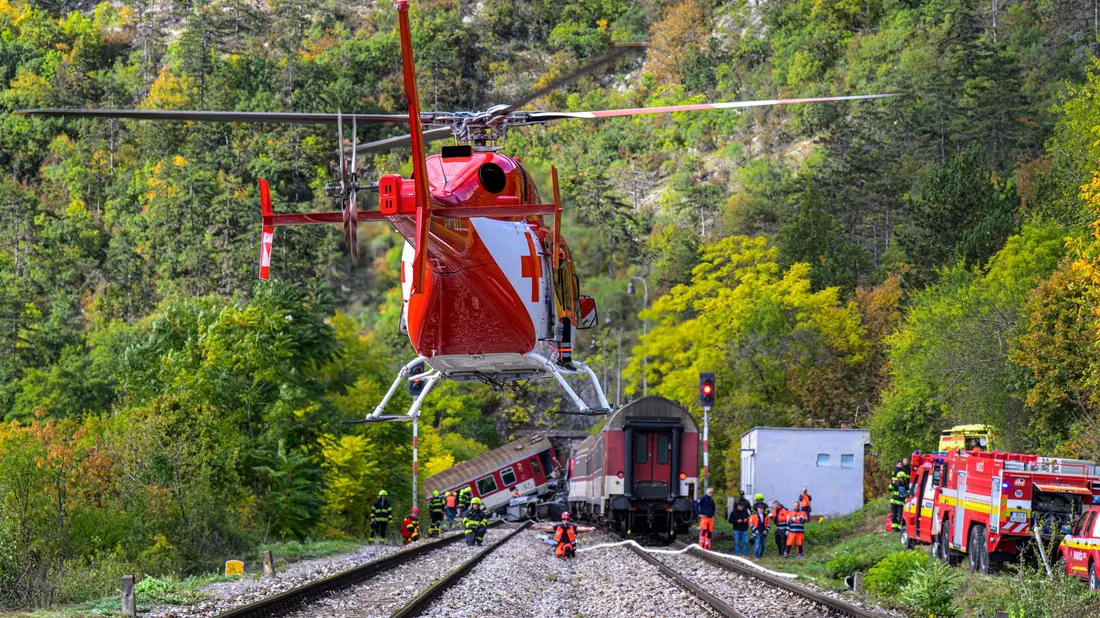 Rettungskräfte sind nach der Kollision zweier Schnellzüge in der Gemeinde Jablonov nad Turnou im Bezirk Roznava im Einsatz. - Bild: Veronika Mihaliková/TASR/dpa